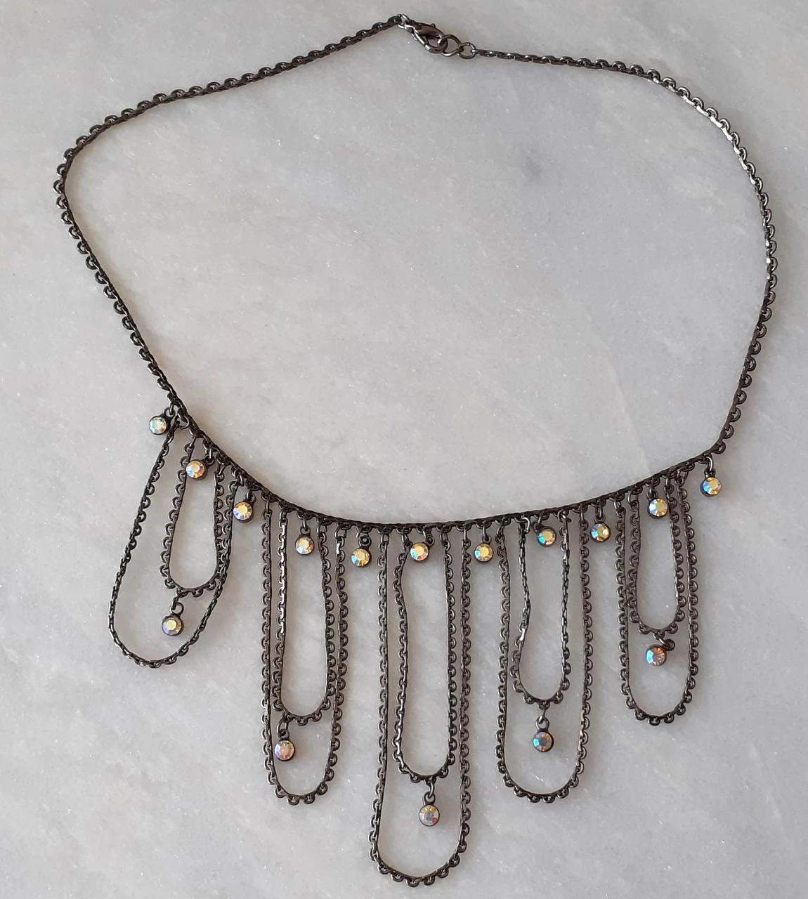 Halsketting gunmetal zwart met AB diamantjes en drapering